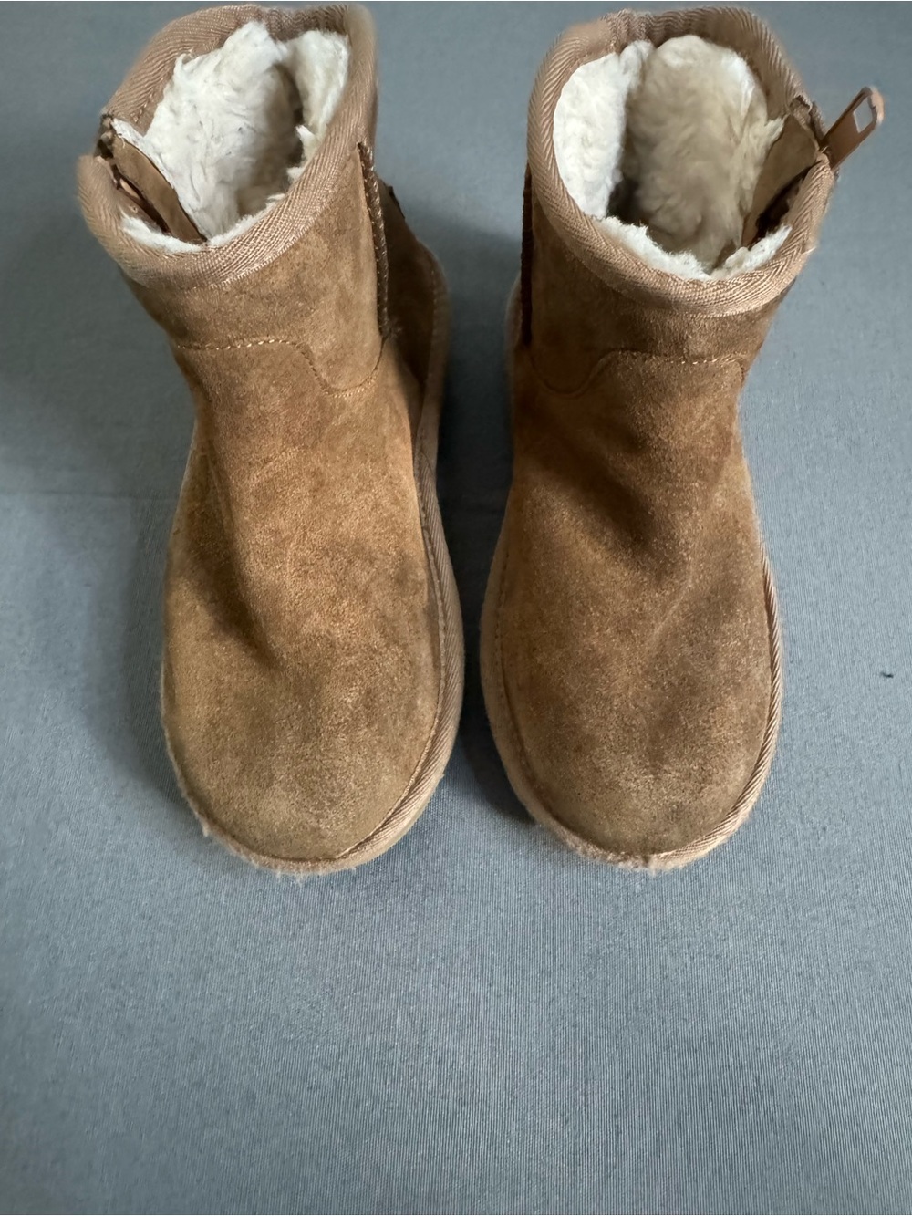 UGG Kids Chestnut Suede Shearling-Lined Classic Boot Size 2 with Side Zipper